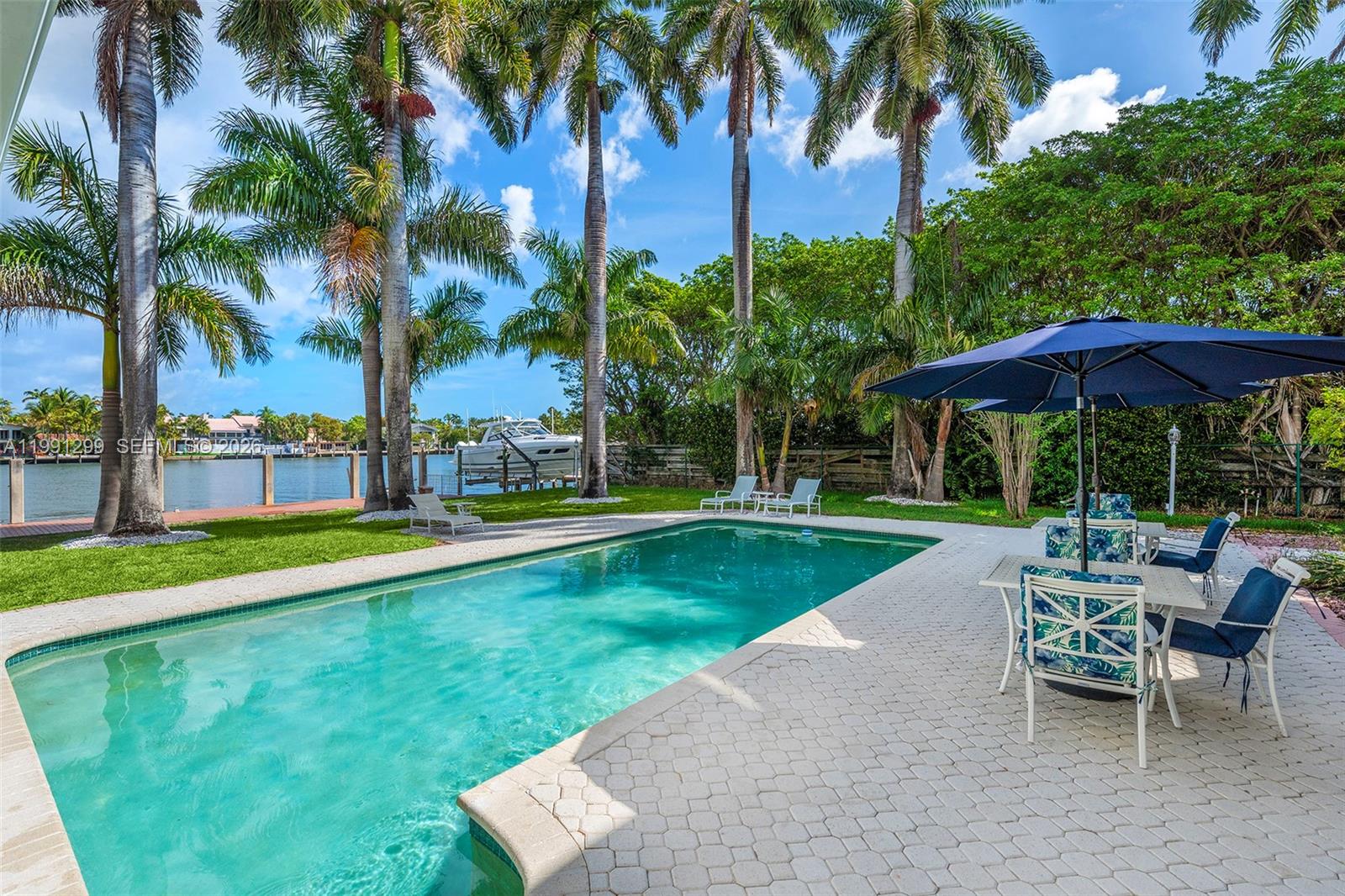 HOLLYWOOD LAKES - Residential