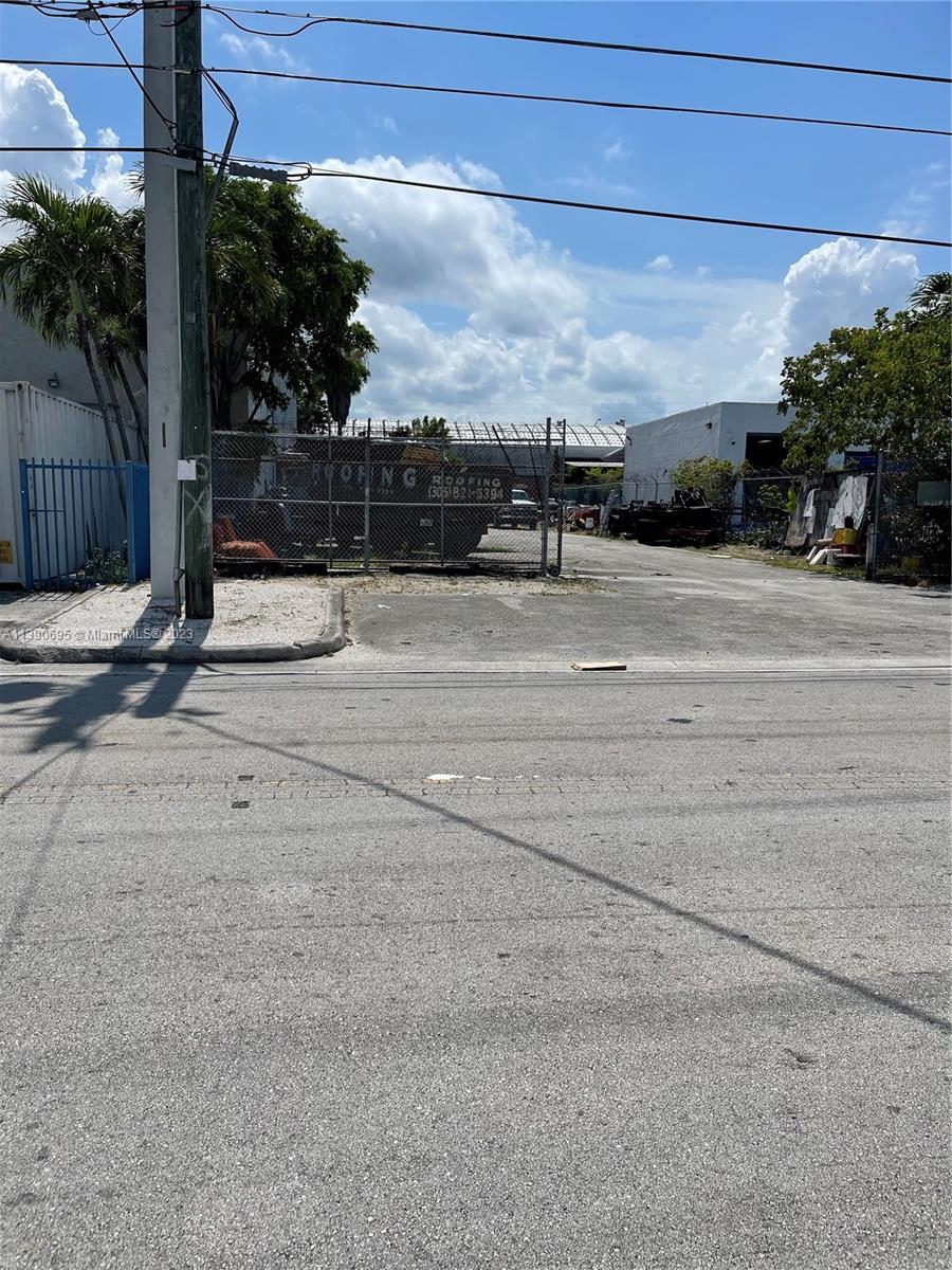 Opportunity knocks in one of the best West Hialeah locations it offers
this vacant lot in a fully developed neighborhood with quick access to Miami
International Airport, Main Highways and Shopping areas, super central location.
Drive by and call.