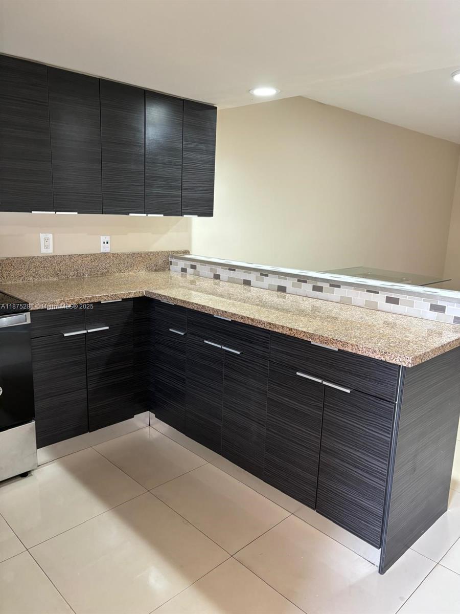 FIRST FLOOR TOWNHOME WITH LARGE BACKYARD WITH WATER VIEWS. THIS HOME HAS ALL UNIQUE 3 BEDROOMS ANS 2 BATHROOMS . GRANITE COUNTERTOPS SS APPLIANCES FULL SIZE WASHER AND DRYER . ALL ROOMS ARE IN FIRST FLOOR . EASY TO SHOW