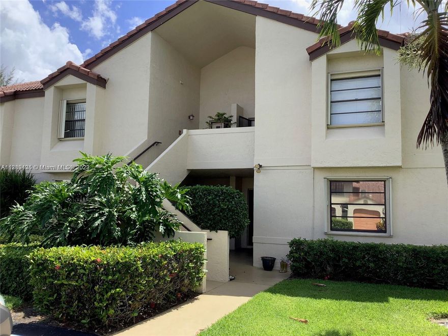 FULLY FURNISHED, Excellent condition, 2nd floor corner unit with high ceilings, very well kept, lots of windows, very bright and airy, unit consists of 2BD 2BA, living room, family room off the kitchen that can be easily converted to 3RD bedroom, enclosed porch, assigned parking just in front. Newer A/C, hot water heater and new appliances. HOA covers: water, sewer, cable, building insurance and more. CANNOT RENT OUT FIRST 2 YEARS.