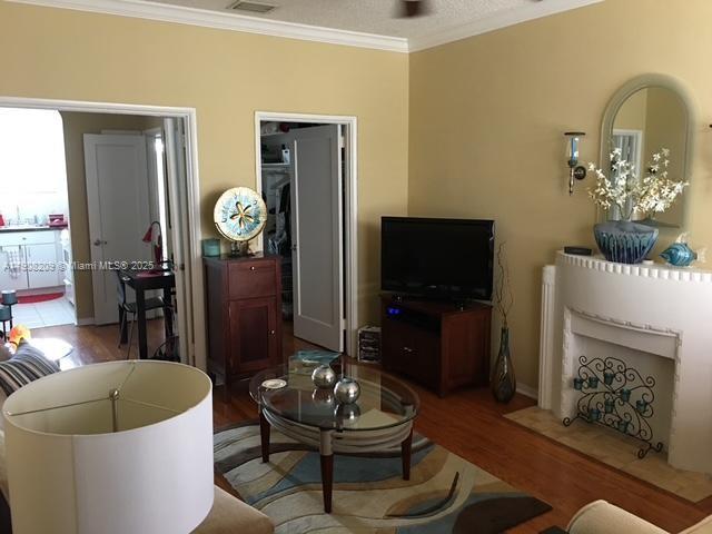 SB MANOR HOUSE CONDO - Residential