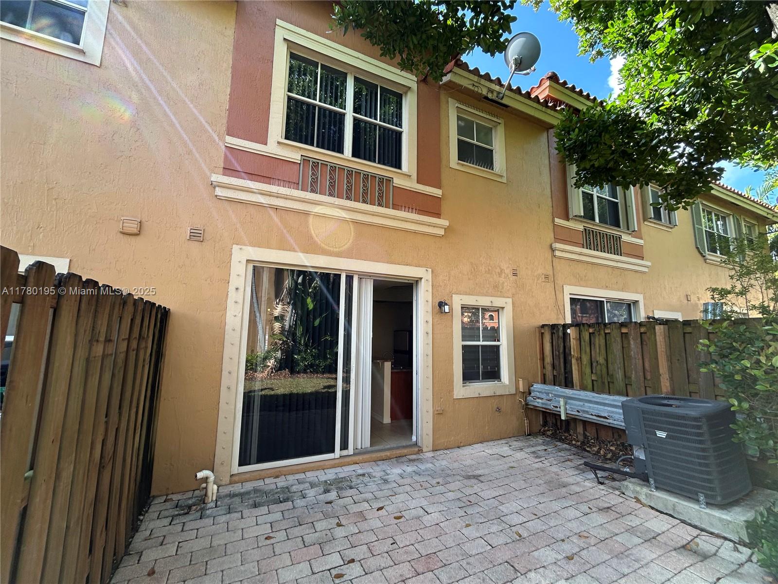 VILLAS AT HARBOR ISLES CO - Residential Lease