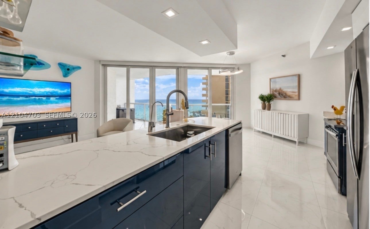 16425 Collins Ave 712