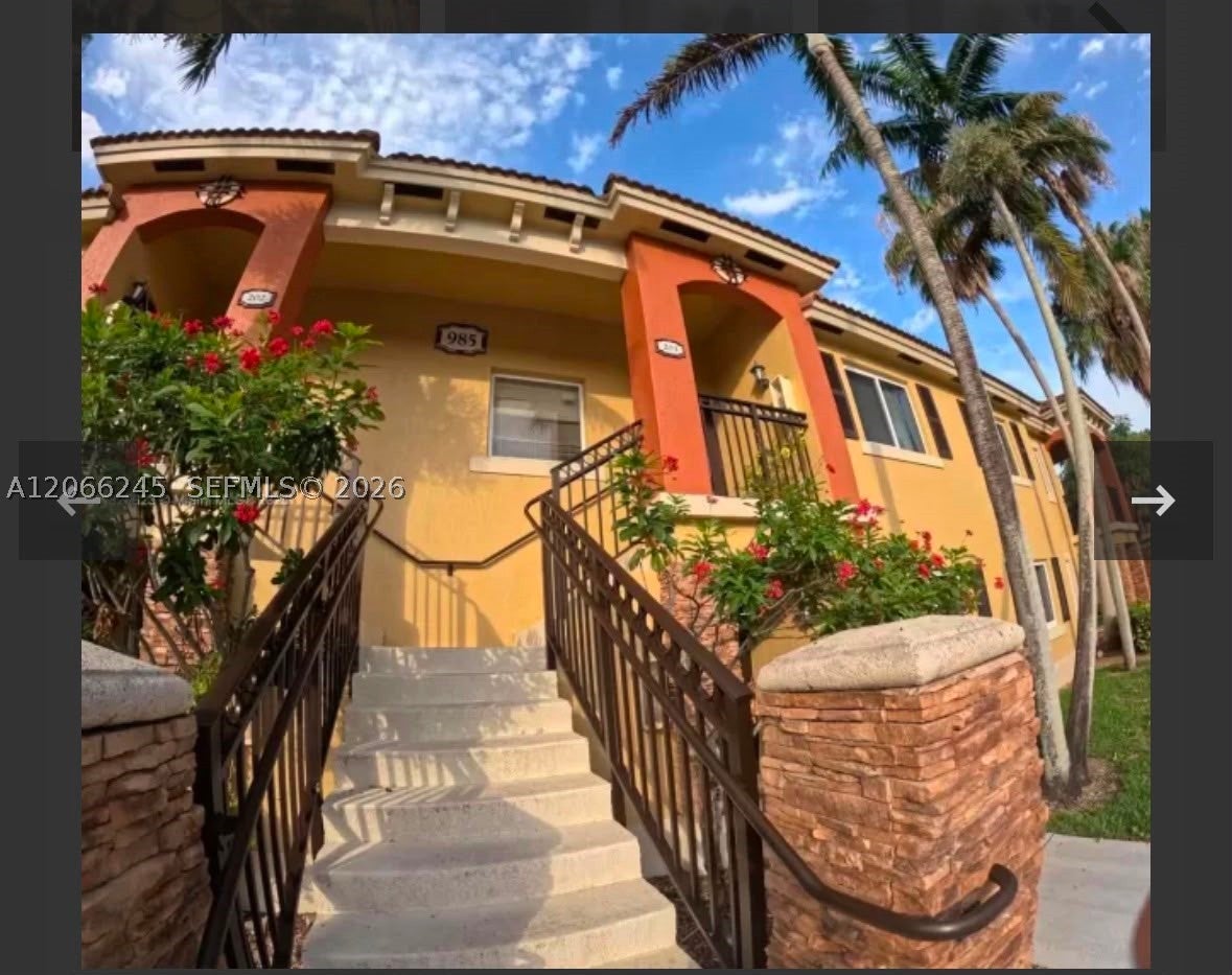 985 NE 34th Ave