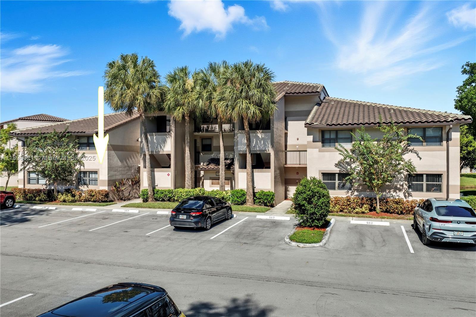 Freshly painted 3 bedroom 2 baths. Unit features a bran- new appliances, new flooring throughout. Located 5 minutes from Sawgrass Mall and major highway. Amenities include pool, gym, tennis court and a car wash area.