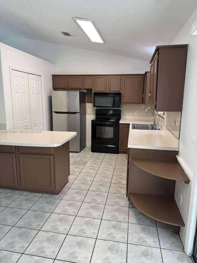 LAKEWOOD PARK UNIT 5 - Residential Lease