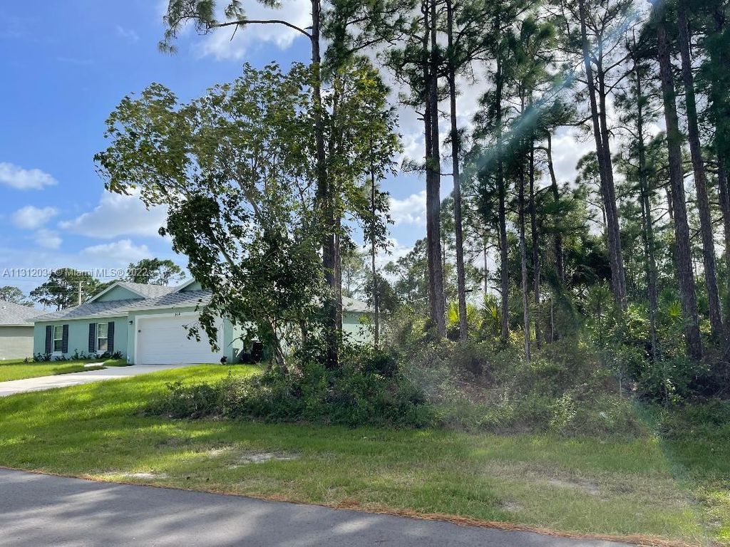 Photo of 926 Eureka Ave, Port Saint Lucie, FL 34953 (MLS # A11312034)