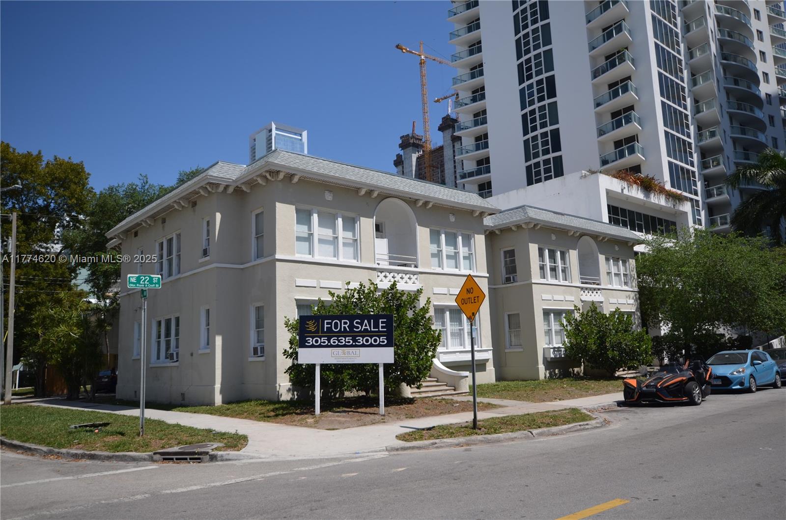 Located in a prime Edgewater neighborhood, next to Biscayne Bay, offers a unique opportunity to redevelop or maintaining these boutiques rental properties. Total lot of 9,000 SF with 10 residential units distributed in 3 stand-alone low-rise buildings, 1 duplex and 2 fourplex. Unit Mix: 2 units of 1 bedroom, 8 units of 2 bedrooms. Convenient zoned T6-36a-L, by right, it can be built up to 30 units or 60 Hotel Rooms, and 151,000 SF, plus an additional 40% more with Public Benefit. Properties are surrounded by several luxury buildings, totaling over 6,000 units.
Adjacent to the bay and Biscayne Boulevard, and just few minutes from Midtown, Wynwood, Design District, A&E District, Downtown and Brickell, these properties are at the center of the best that Miami can offer.