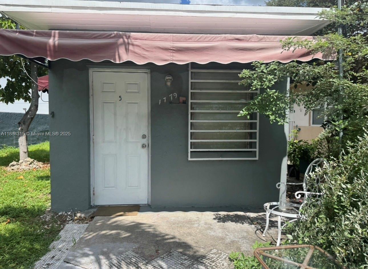 Studio Available Immediately. Easy to show.