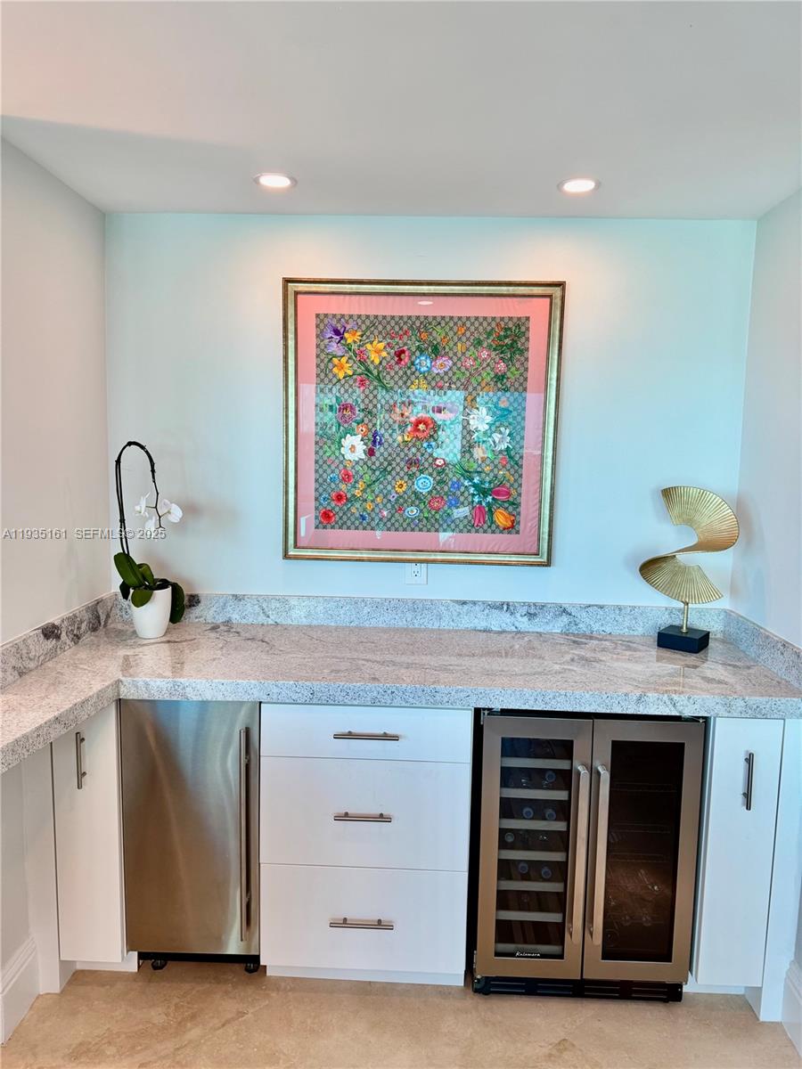 COCONUT GROVE RESIDENCES - Residential