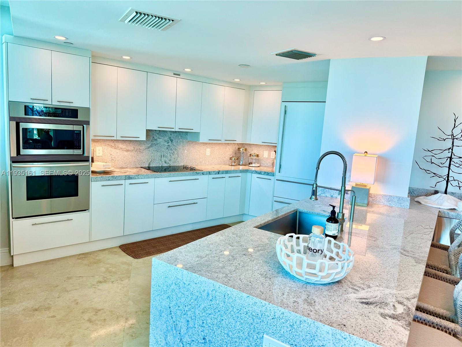 COCONUT GROVE RESIDENCES - Residential