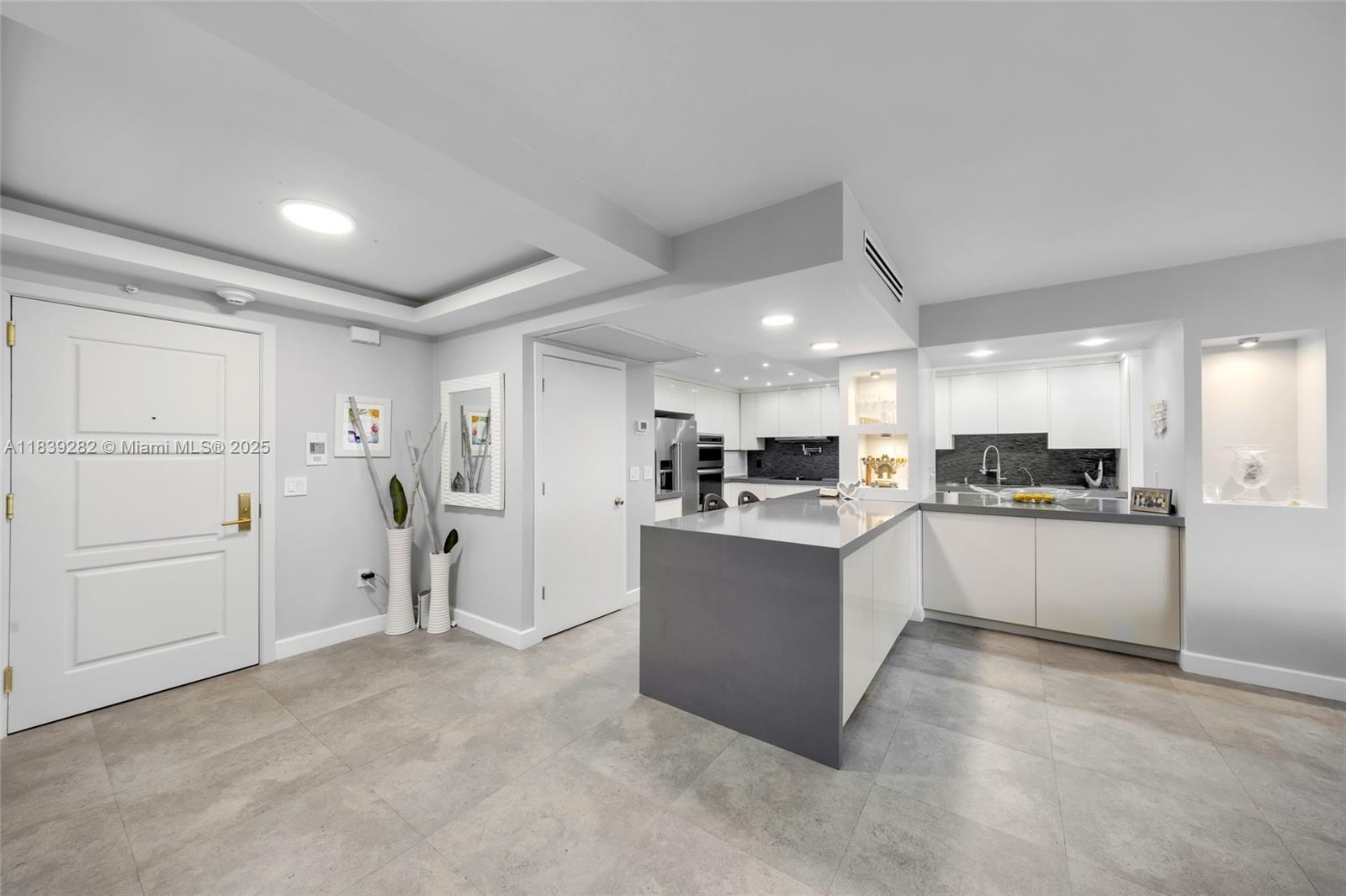 9801 Collins Ave 16U