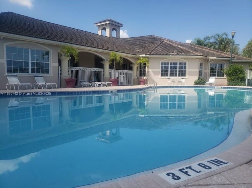 Beautiful one-bedroom, one-bathroom apartment located in the Evergreen Lake condominium. Featuring a spectacular pool and a relaxing hot tub. A fully equipped gym and fitness center. Excellent location with numerous restaurants, shops, and movie theaters.