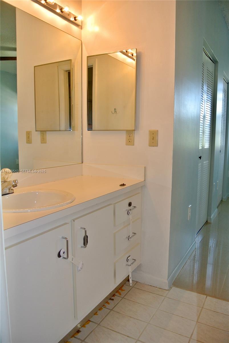 LE CLUB AT KENDALE LAKES - Residential Lease