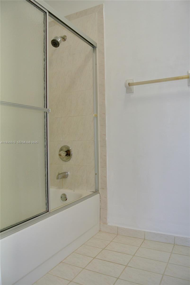 LE CLUB AT KENDALE LAKES - Residential Lease