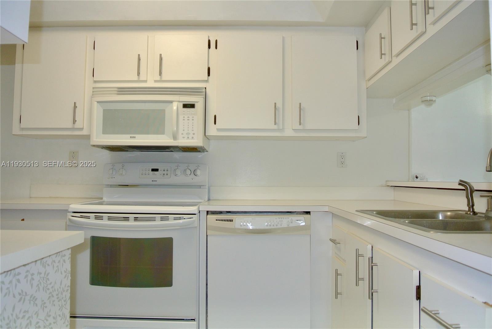 LE CLUB AT KENDALE LAKES - Residential Lease