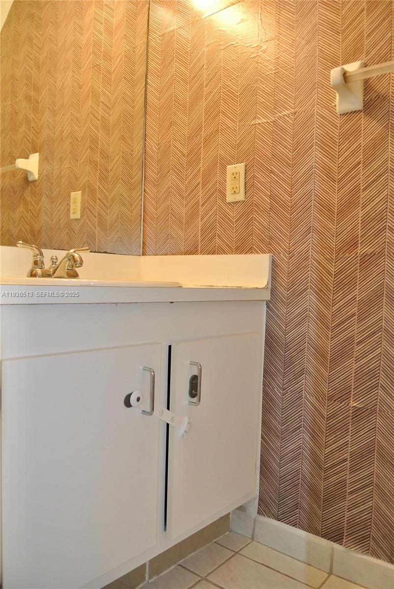 LE CLUB AT KENDALE LAKES - Residential Lease