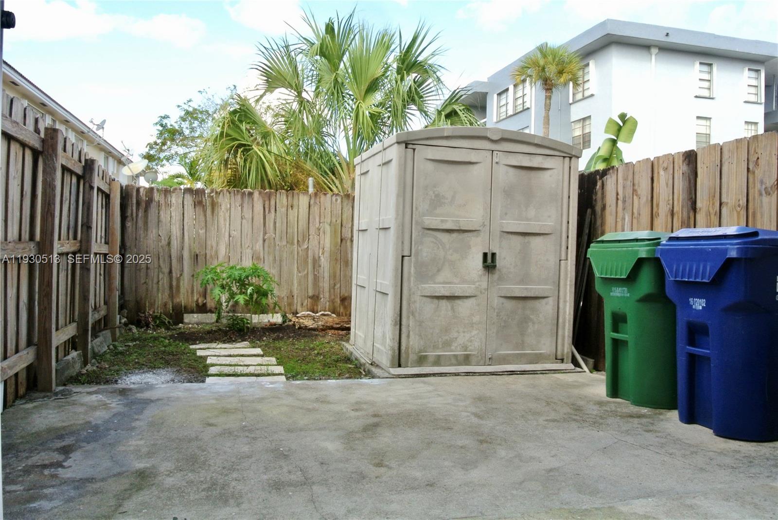 LE CLUB AT KENDALE LAKES - Residential Lease