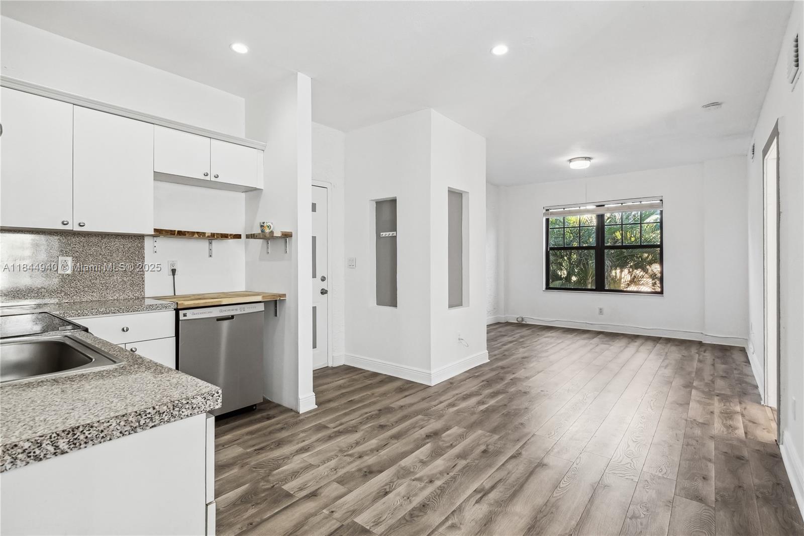 VENETIAN MANOR CONDO - Residential