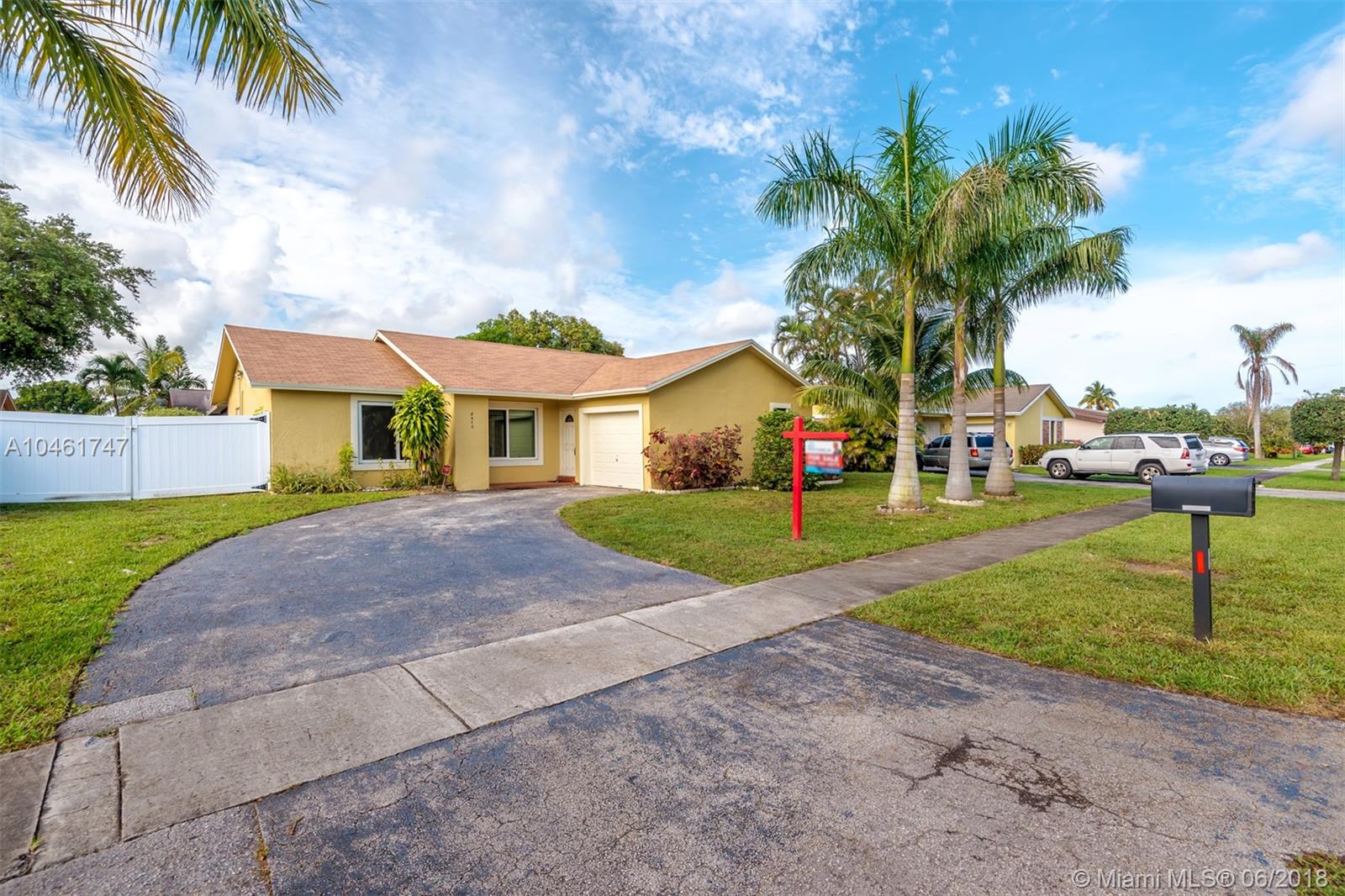 A first time home buyer dream home, one story 3 bedrooms and 2 bathrooms with large drive way, excellent community with no association fee, Granite counter top kitchen with stainless Steele appliances.