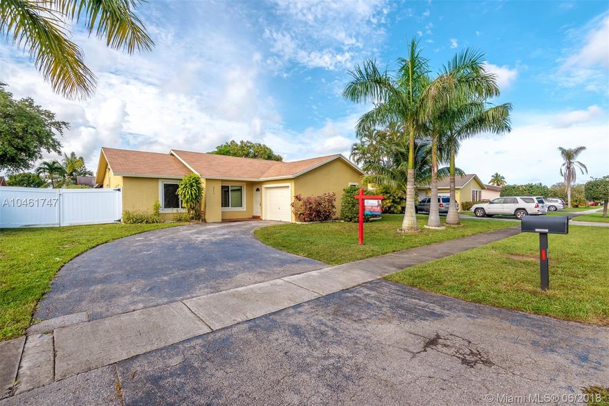 A first time home buyer dream home, one story 3 bedrooms and 2 bathrooms with large drive way, excellent community with no association fee, Granite counter top kitchen with stainless Steele appliances.