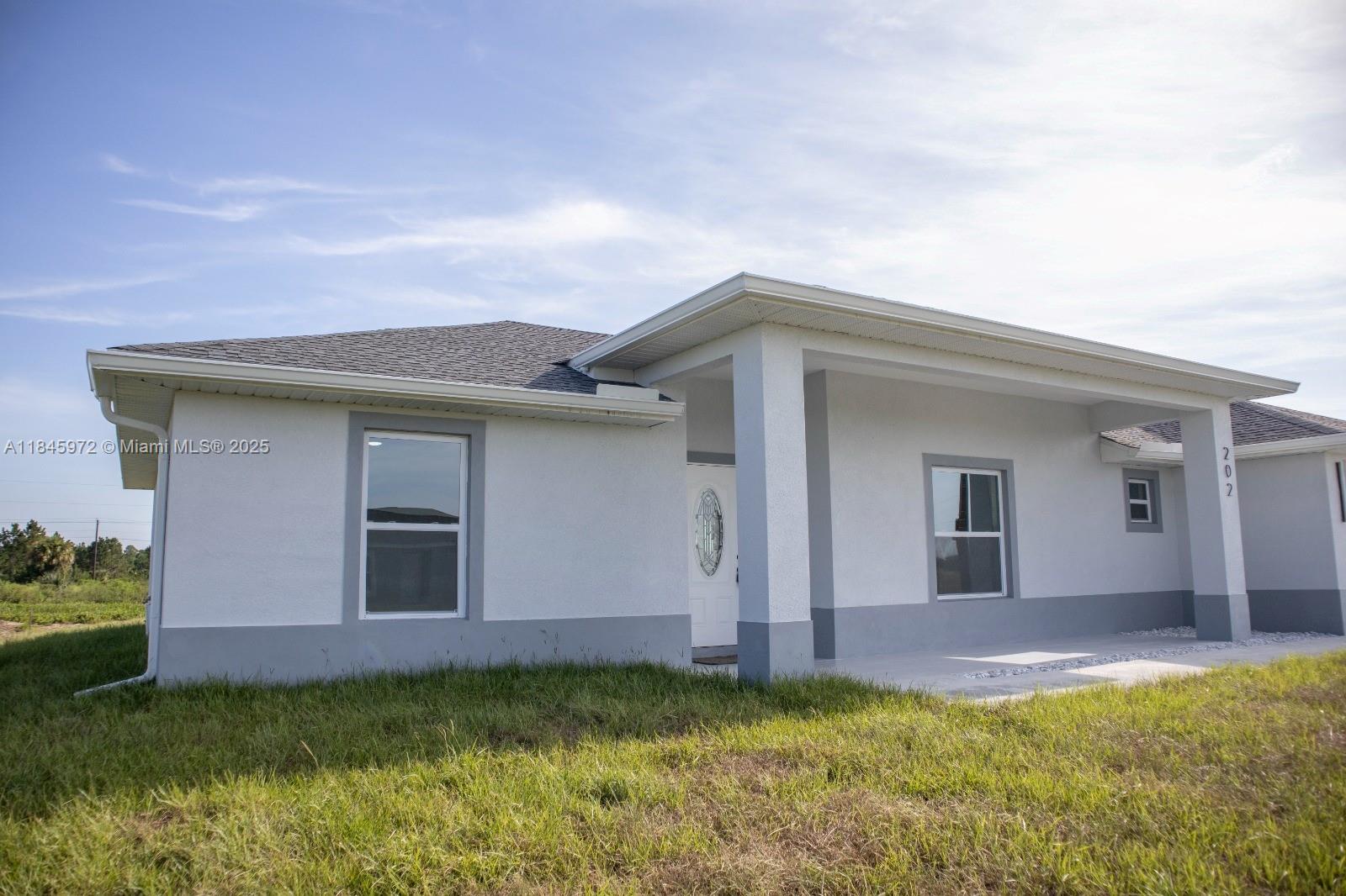 Brand new and ready to move in! Welcome to 202 Jubilee Ter, a beautiful property located in Labelle, FL. This newly constructed residence offers 3 bedrooms and 2 bathrooms, with modern design and high end finishes. The master bathroom features contemporary details, matte black fixtures and marble tile in the shower. Porcelain tile floors throughout the house, high ceilings, ceiling fans and abundant natural light. Kitchen and bathrooms with quartz countertops for elegance and durability. Spacious backyard with lots of potential for garden, terrace or pool.
Located in a growing area, ideal for families or investors! Don't miss the opportunity to make it your home.