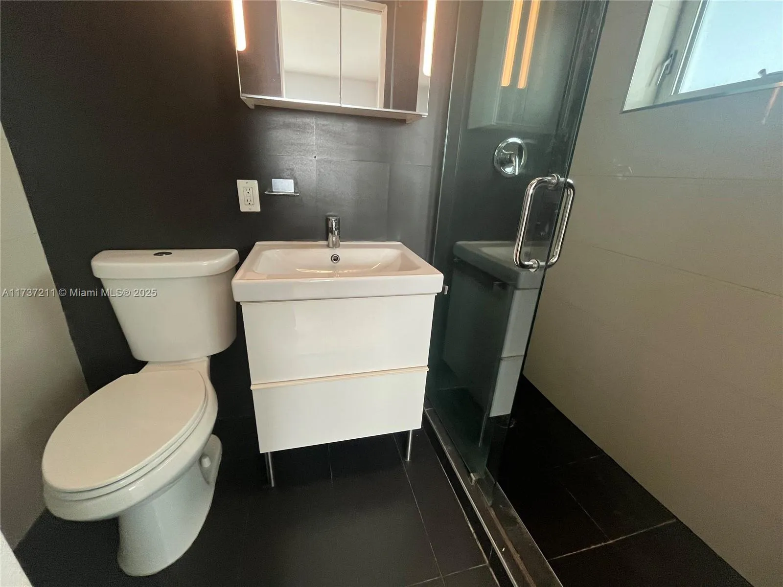 Miami, Florida 33129, United States, 2 Bedrooms Bedrooms, ,2 BathroomsBathrooms,Residential,Pending,9617