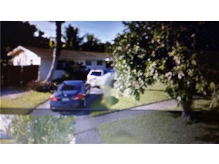 3/2 located in the heart of Plantation with scentic back yard .