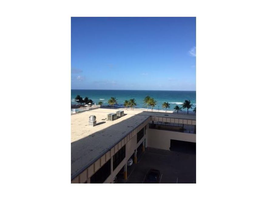 DIRECT OCEAN VIEWS!!!BEAUTIFUL 1BED 1.5BATHS FOR RENT.1000 SQFT.GOOD CLOSET SPACE.WATER VIEW FROM EVERY ROOM.EASY TO BE SHOWN.