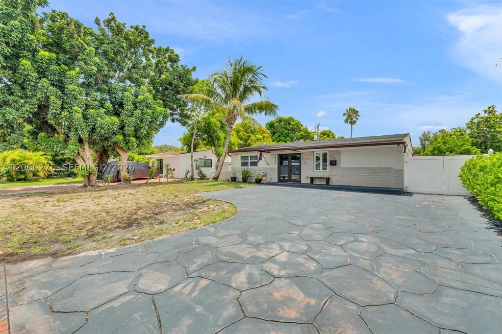 Photo of 7420 Hope St, Hollywood, FL 33024 (MLS # A12060270)