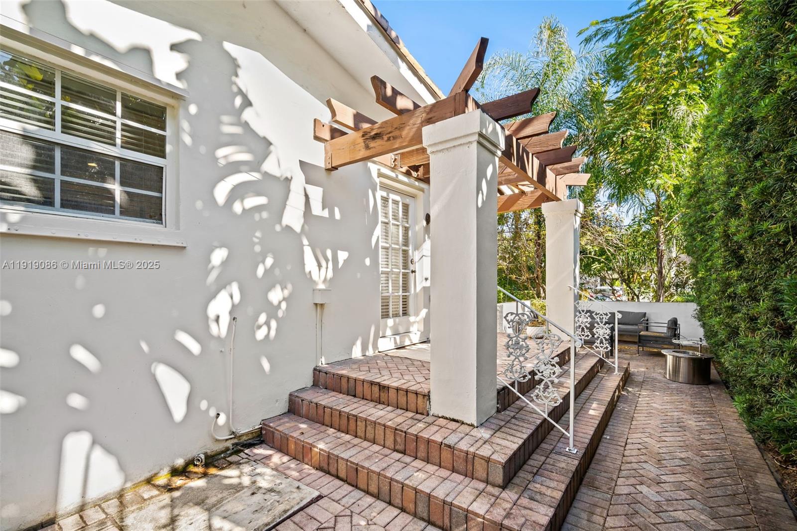 COCONUT GROVE MANOR - Residential Lease