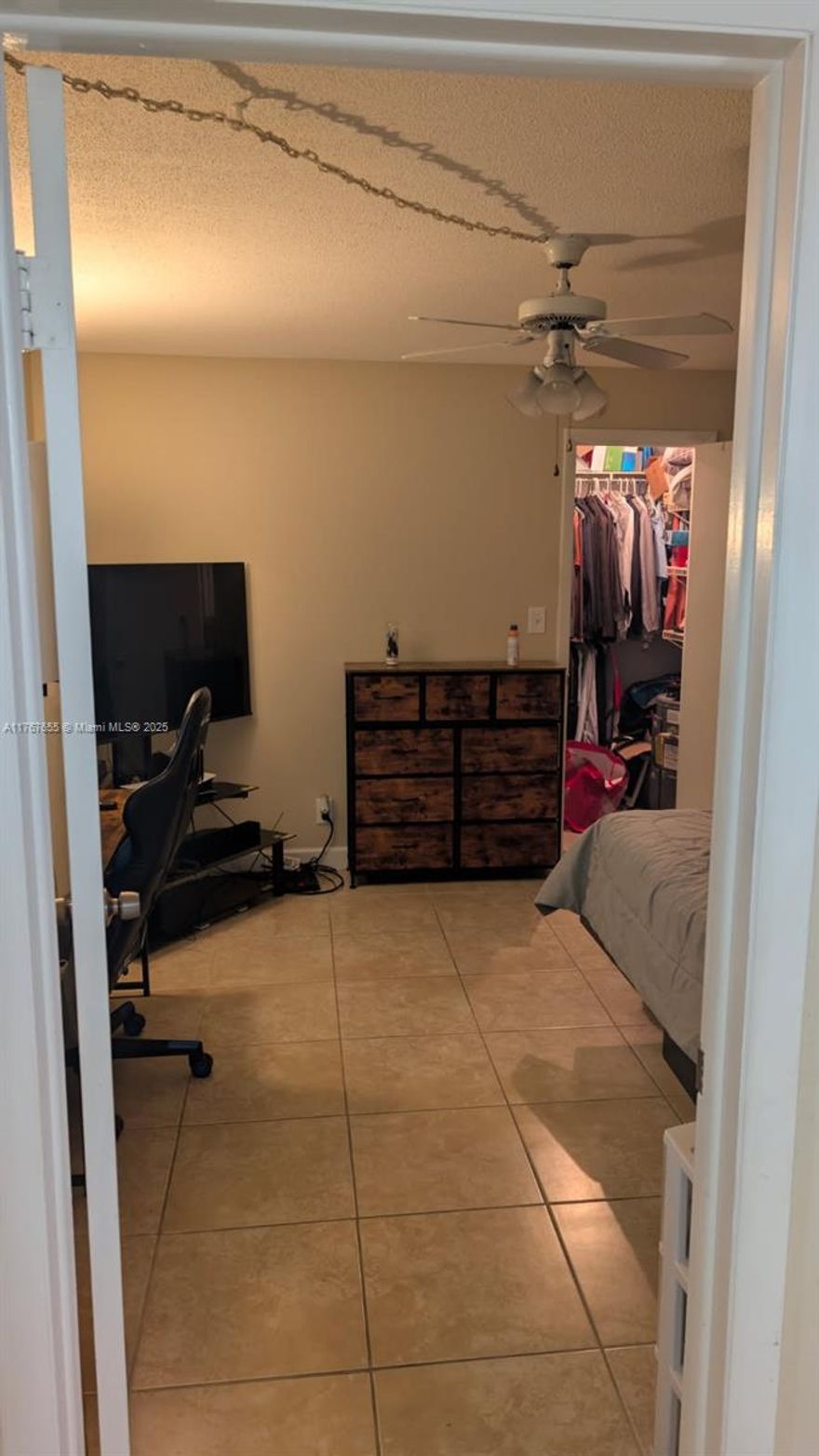 Charming 1 bed/1 bath apartment in Hollywood, impeccably maintained and conveniently located. Tenant loves the unit so much they're renewing for the 4th consecutive lease term. Excellent investment opportunity!