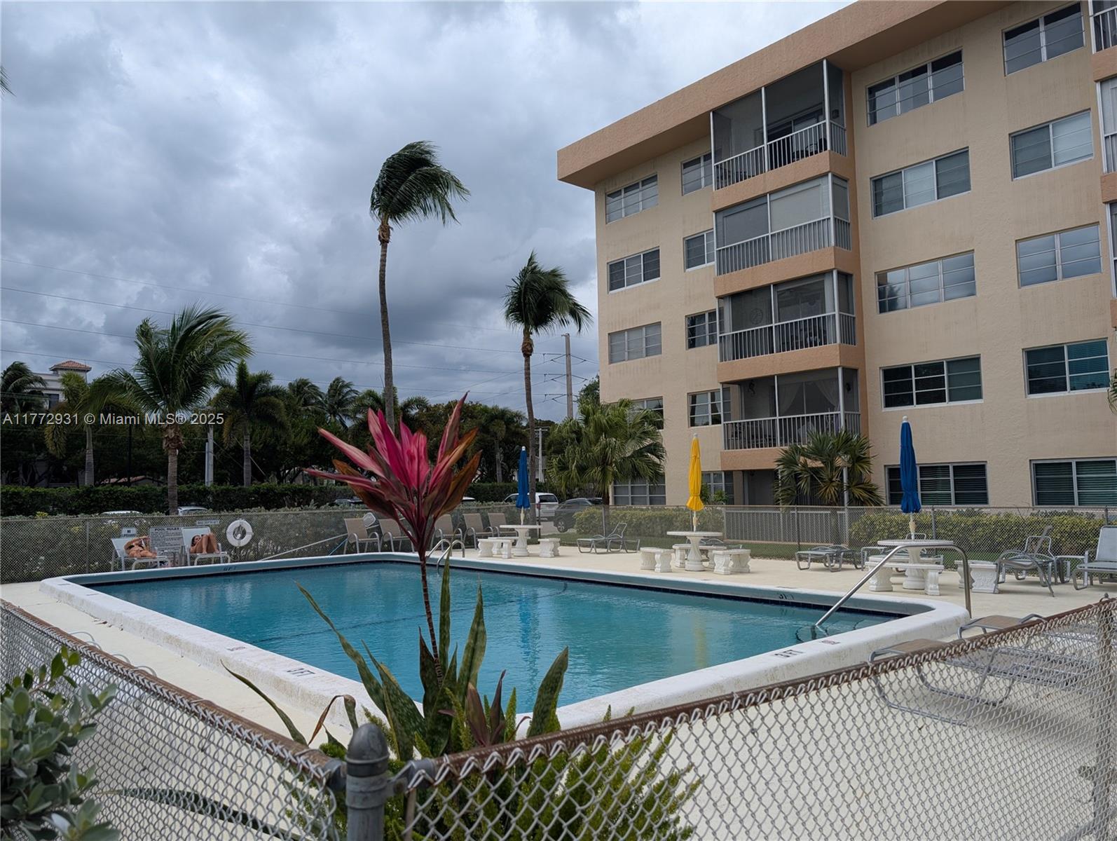 BOCA PALMS CONDO TR B - Residential