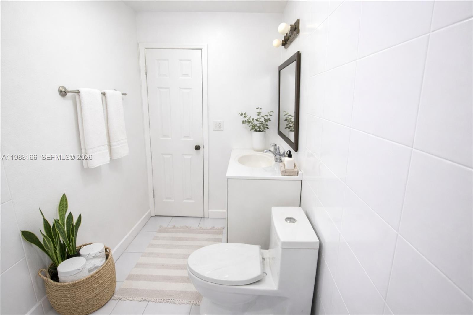 EL SOL AT MAIN STREET CON - Residential Lease