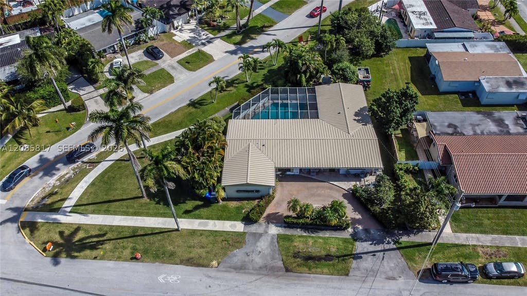 Photo of 910 N 14th Ct, Hollywood, FL 33020 (MLS # A12065817)