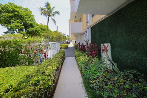 Tiny photo for 2000 NE 135th St #906, North Miami, FL 33181 (MLS # A12041929)