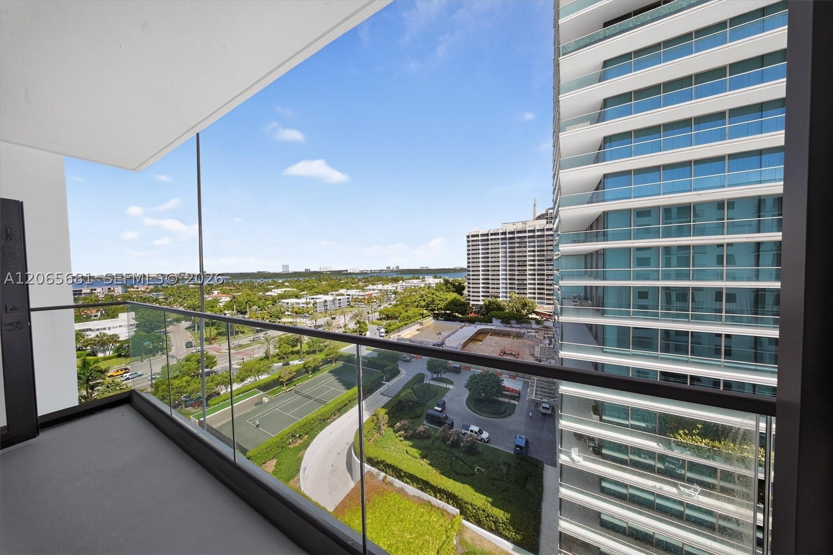 10185 Collins Ave 1223