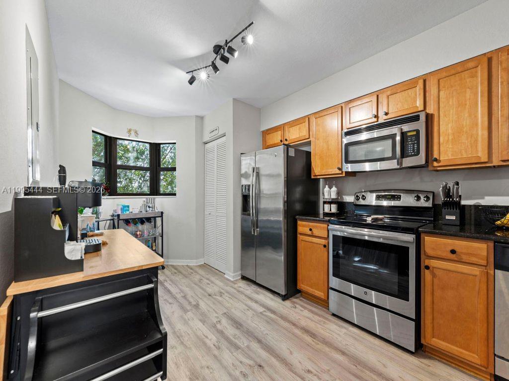 THE COURTS AT BAYSHORE II - Residential