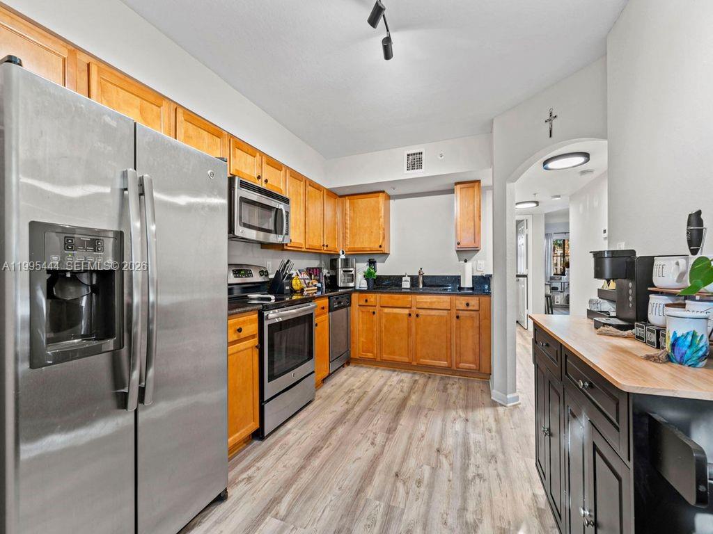 THE COURTS AT BAYSHORE II - Residential