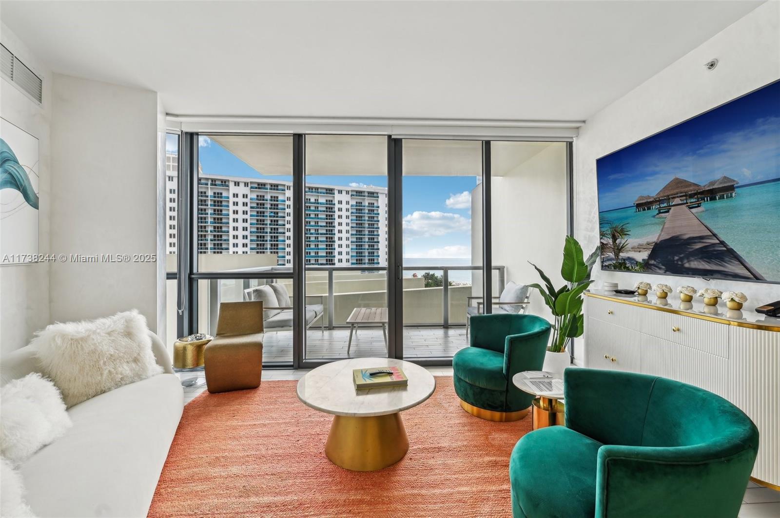 2201 Collins Ave 811
