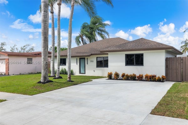 711 NW 8TH AVE, DANIA, FL 33004 - Image 27e642b5ff4d16d33ba23bc5ccf30d76/1122442222
