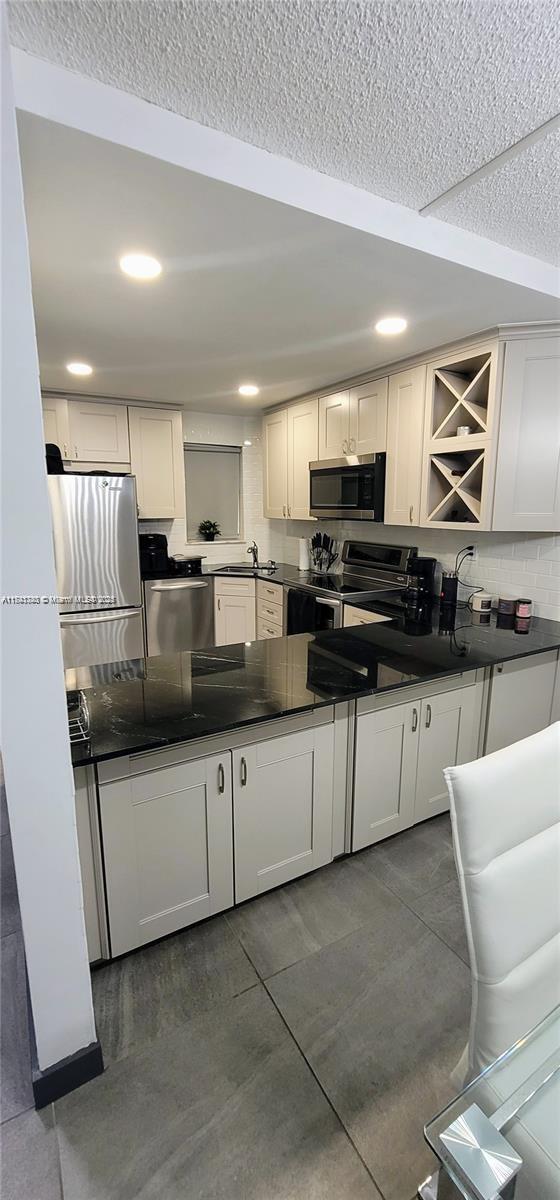 HOLLYBROOK GOLF AND TENNIS - Residential