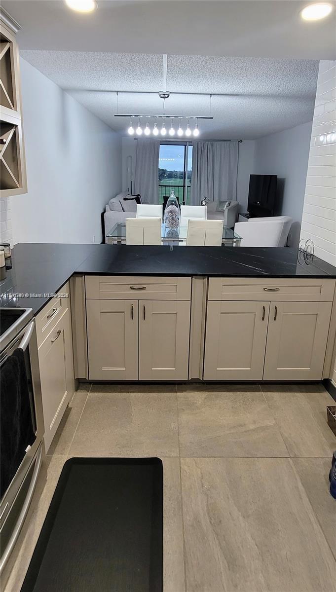 HOLLYBROOK GOLF AND TENNIS - Residential