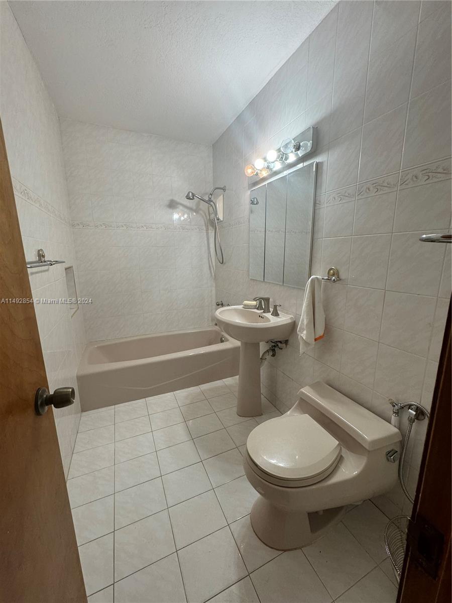 BAKER MANOR - Residential