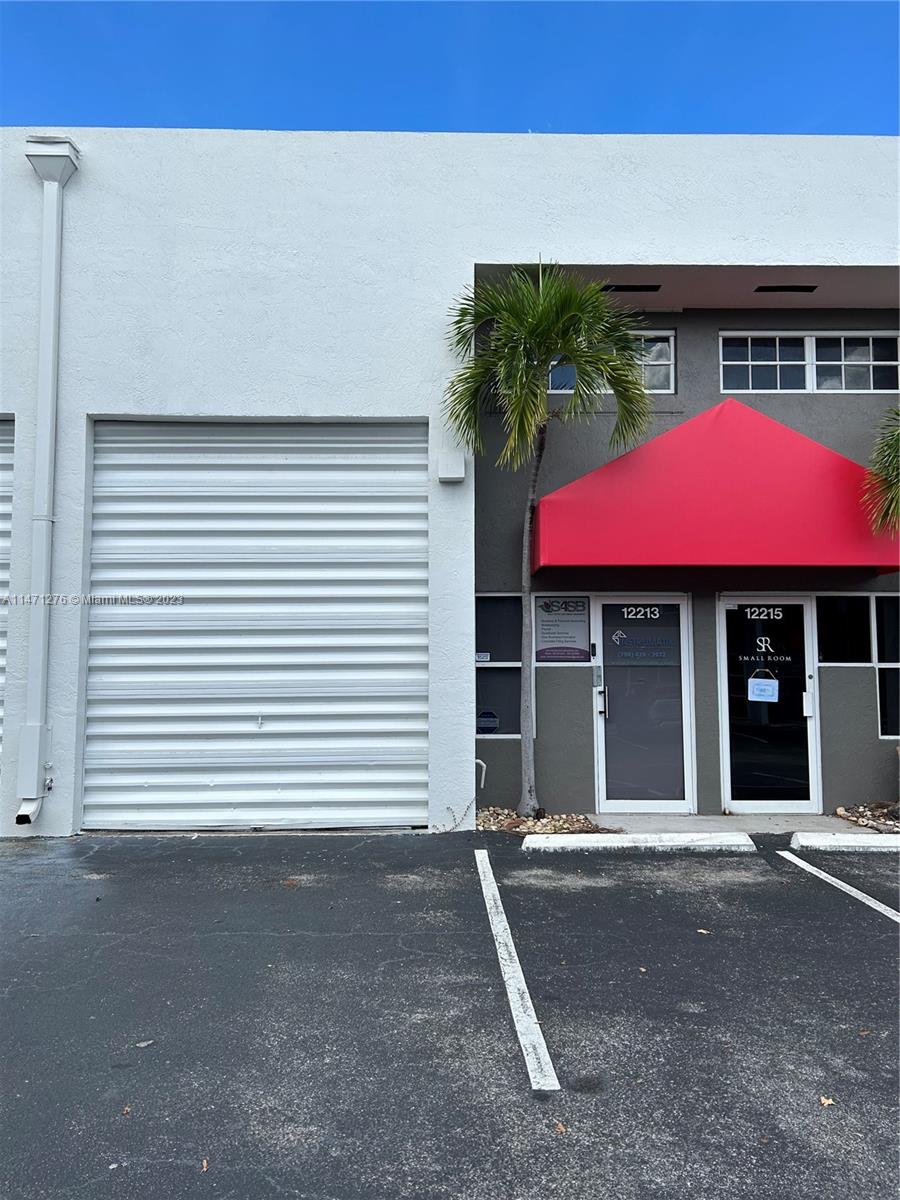 AVAILABLE
Nice office/warehouse combo in kendall for RENT.
Two story floor plan. FULL AC. 1 restroom 2 parking. Nice Kitchen(Refrigerator )
Must be approved by association (takes 1-2 weeks for approval)
Some furniture include.
first month and 2 securities to move in.
$2800 plus sales tax..
Water include. Electric, internet not included in rent.
(please contact Agent to set up appointment)