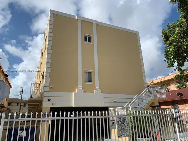 Charming 2-story unit, move-in ready with quick approval. First floor features kitchen, living/dining area, half bath, and balcony. Upstairs includes bedroom, full bath, and in-unit washer/dryer. Gated covered parking. Prime central location walk to Downtown, Brickell, shops, banks, and dining. Easy to show! The owner may allow the last month's rent to be split into several payments as an incentive.