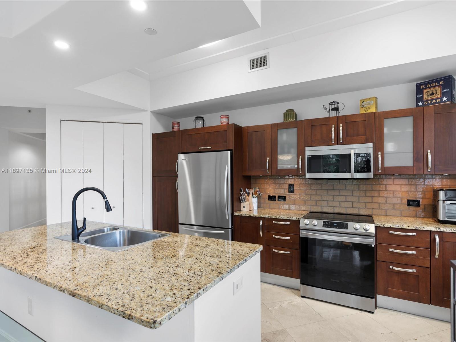 TURNBERRY VLG NO TOWER CO - Residential Lease