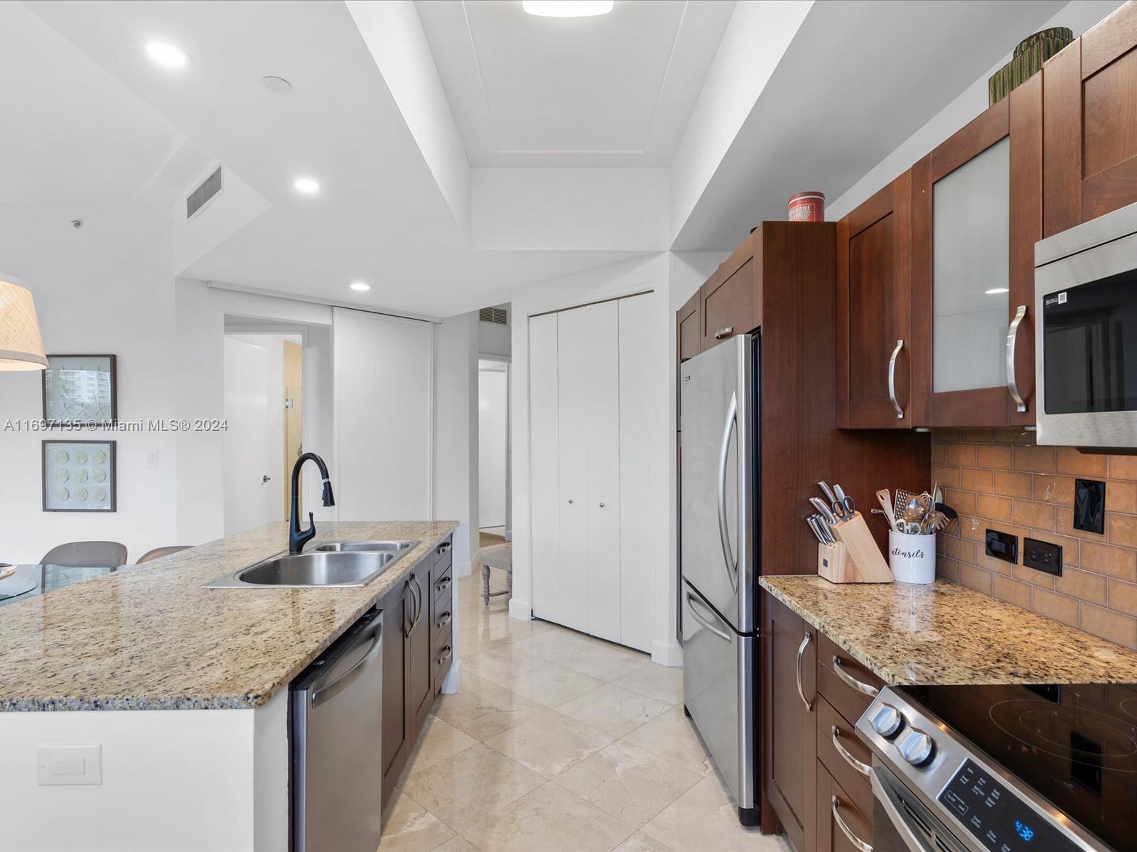 TURNBERRY VLG NO TOWER CO - Residential Lease