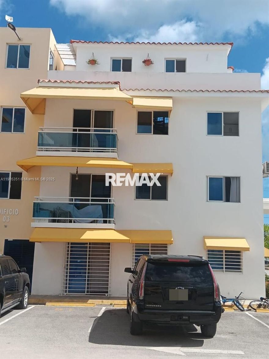 Unique opportunity to acquire this furnished apartment located on Av. España, Bávaro, in the Punta Cana area. Featuring 2 bedrooms and 2 bathrooms, it offers a comfortable layout with 1 parking space. Its ceramic and mahogany finishes provide a modern and warm atmosphere, complemented by the brightness of mixed materials and aluminum details.