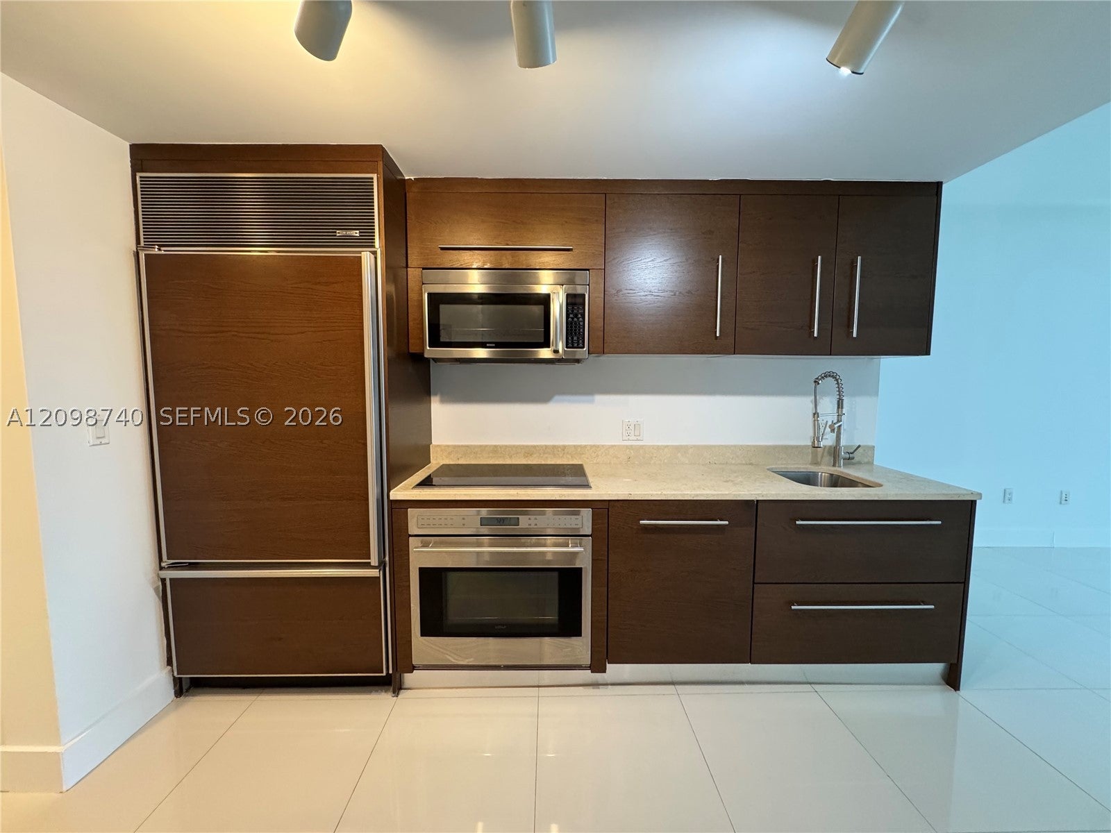 475 BRICKELL AV 3808